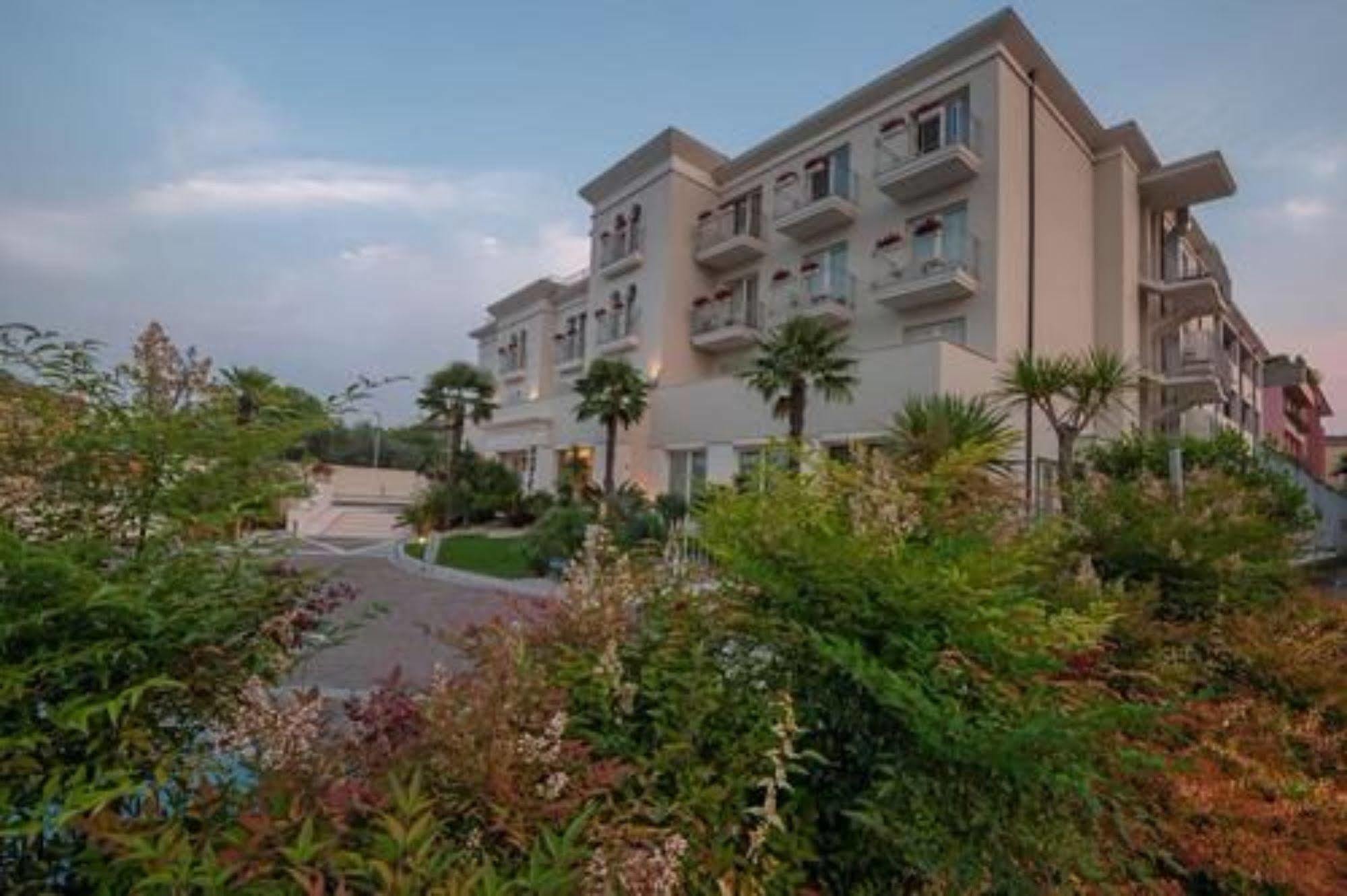 Hotel Nazionale Desenzano del Garda Esterno foto