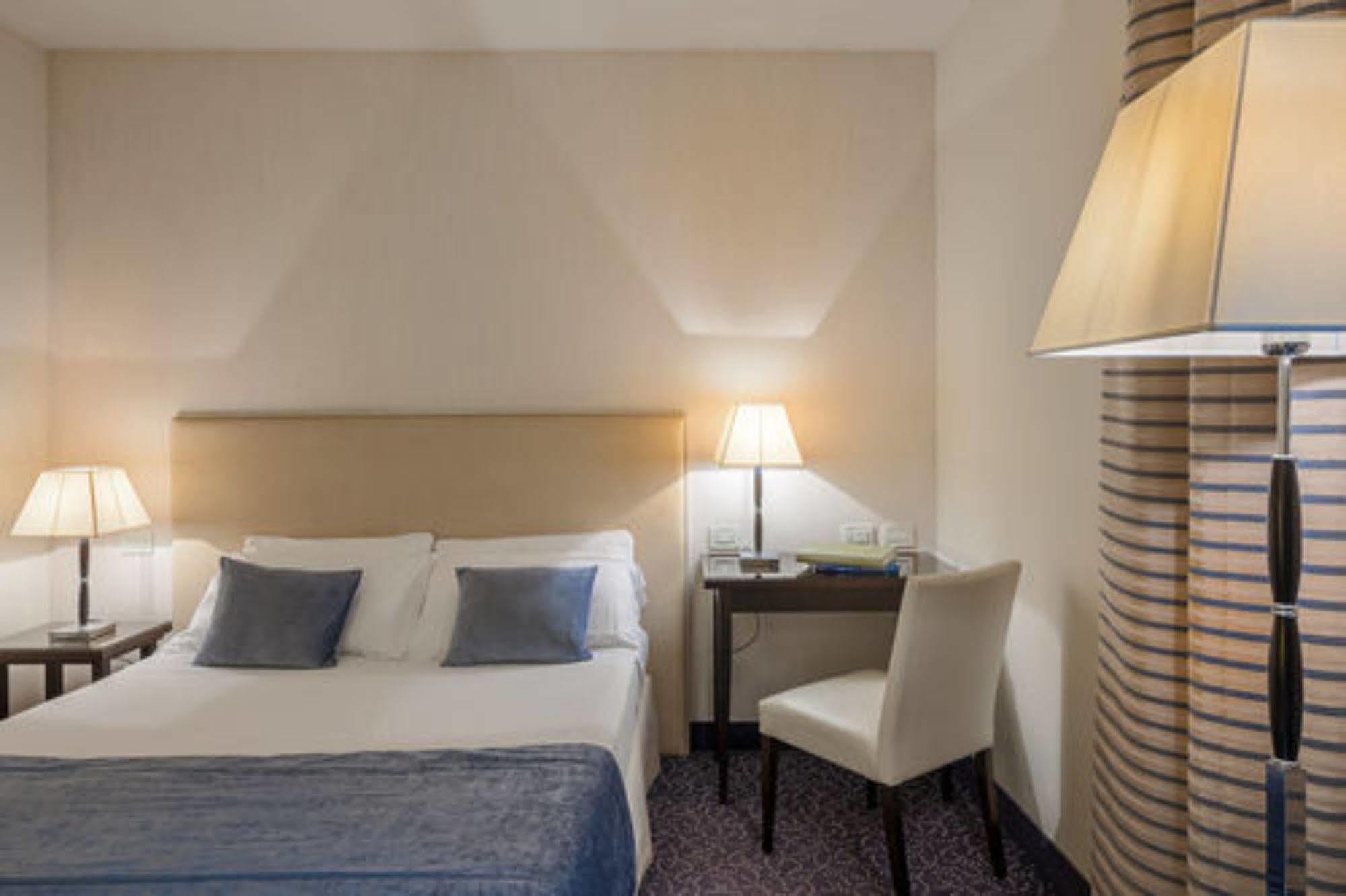 Hotel Nazionale Desenzano del Garda Esterno foto